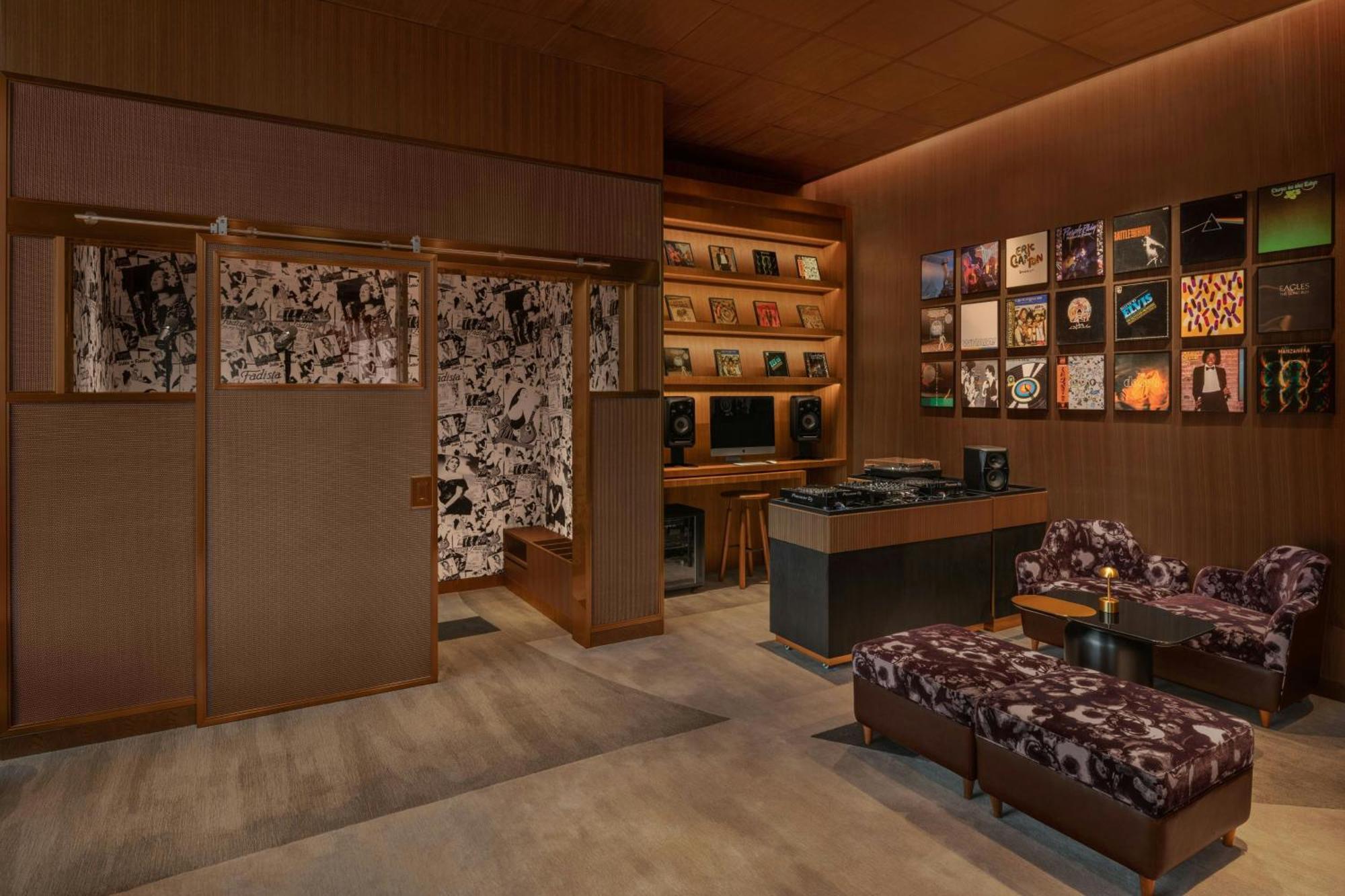 W Macau - Studio City Buitenkant foto The interior of the record store